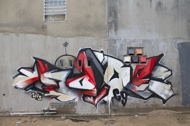 Graffiti Wall - Photo by maxcao - kdee (2013)