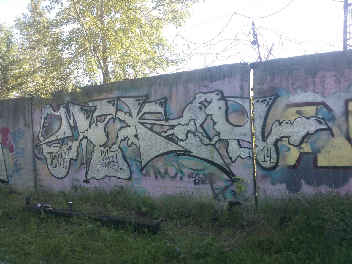 Graffiti Wall - Photo by meku (2014)