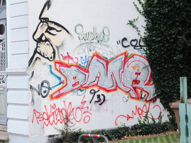 Graffiti Bombing - Photo by metamorphose - mvp, suptras, ultras