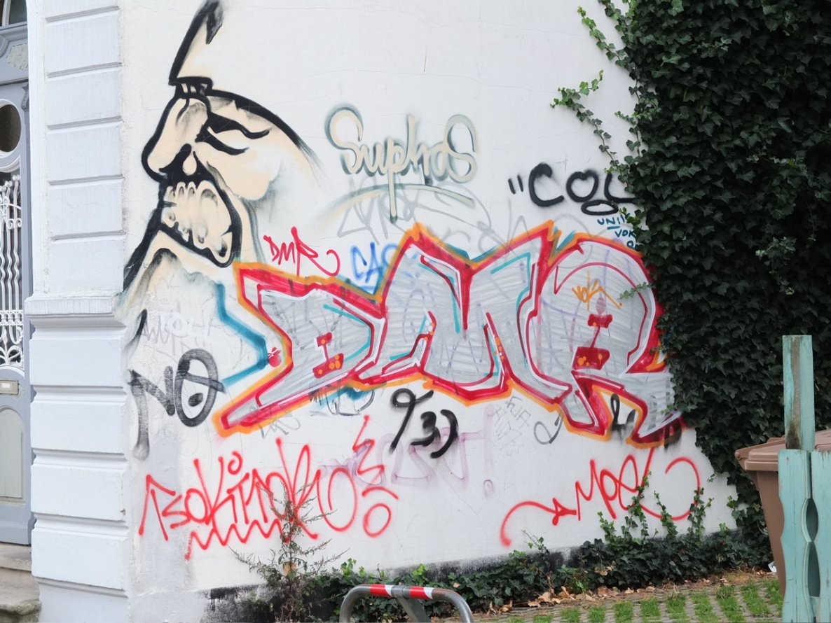 Graffiti Bombing - Photo by metamorphose - mvp, suptras, ultras