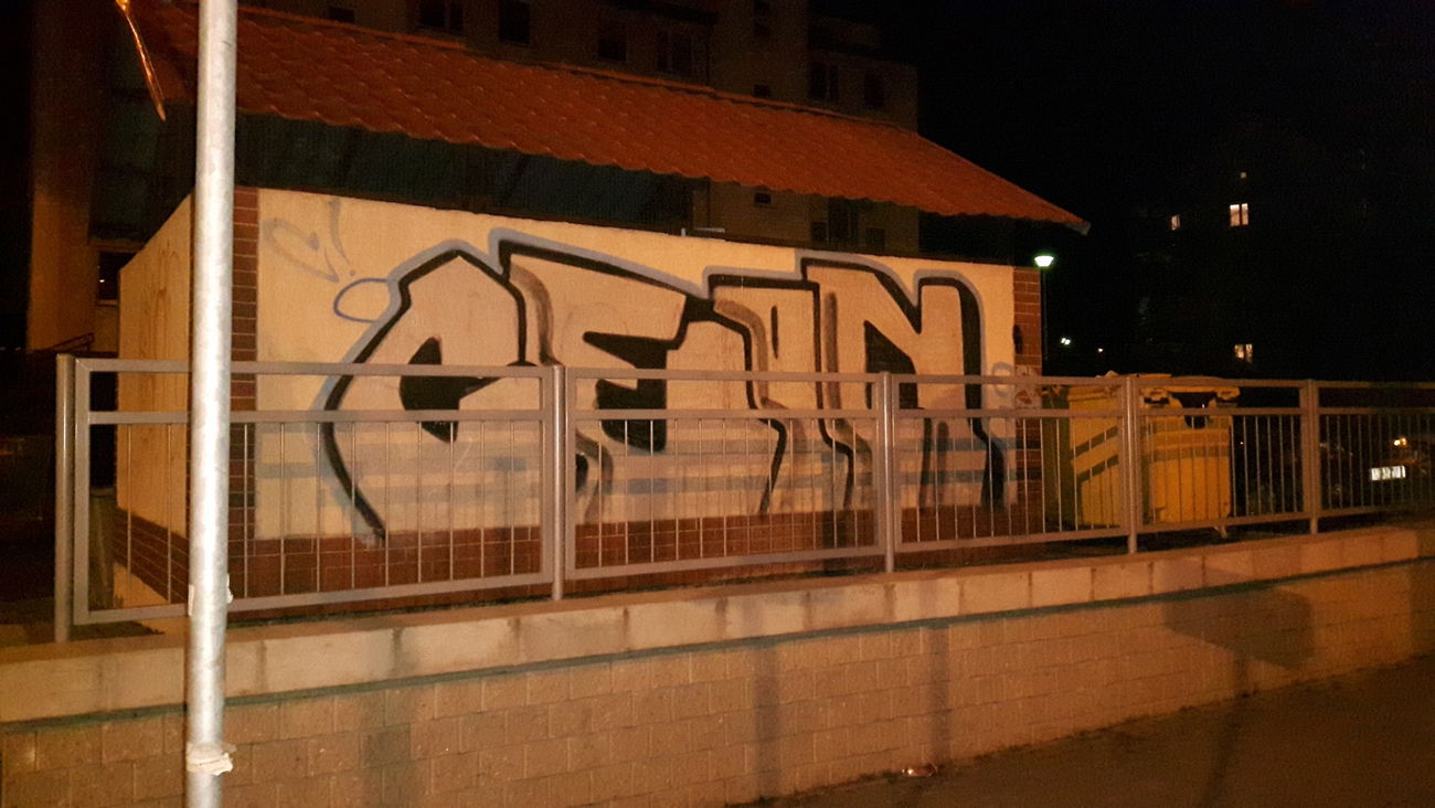 Graffiti Bombing - Photo by metanol