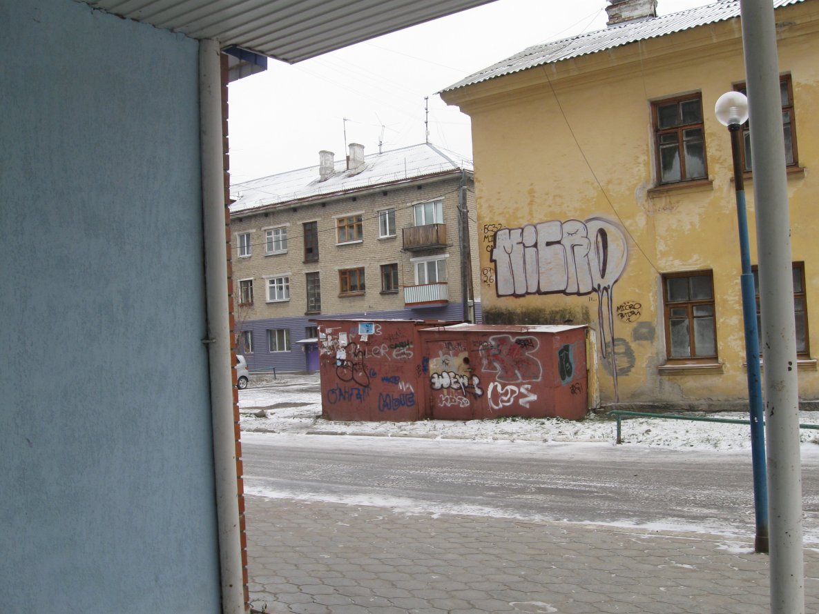 Graffiti Bombing - Photo by microu - micro (2011)