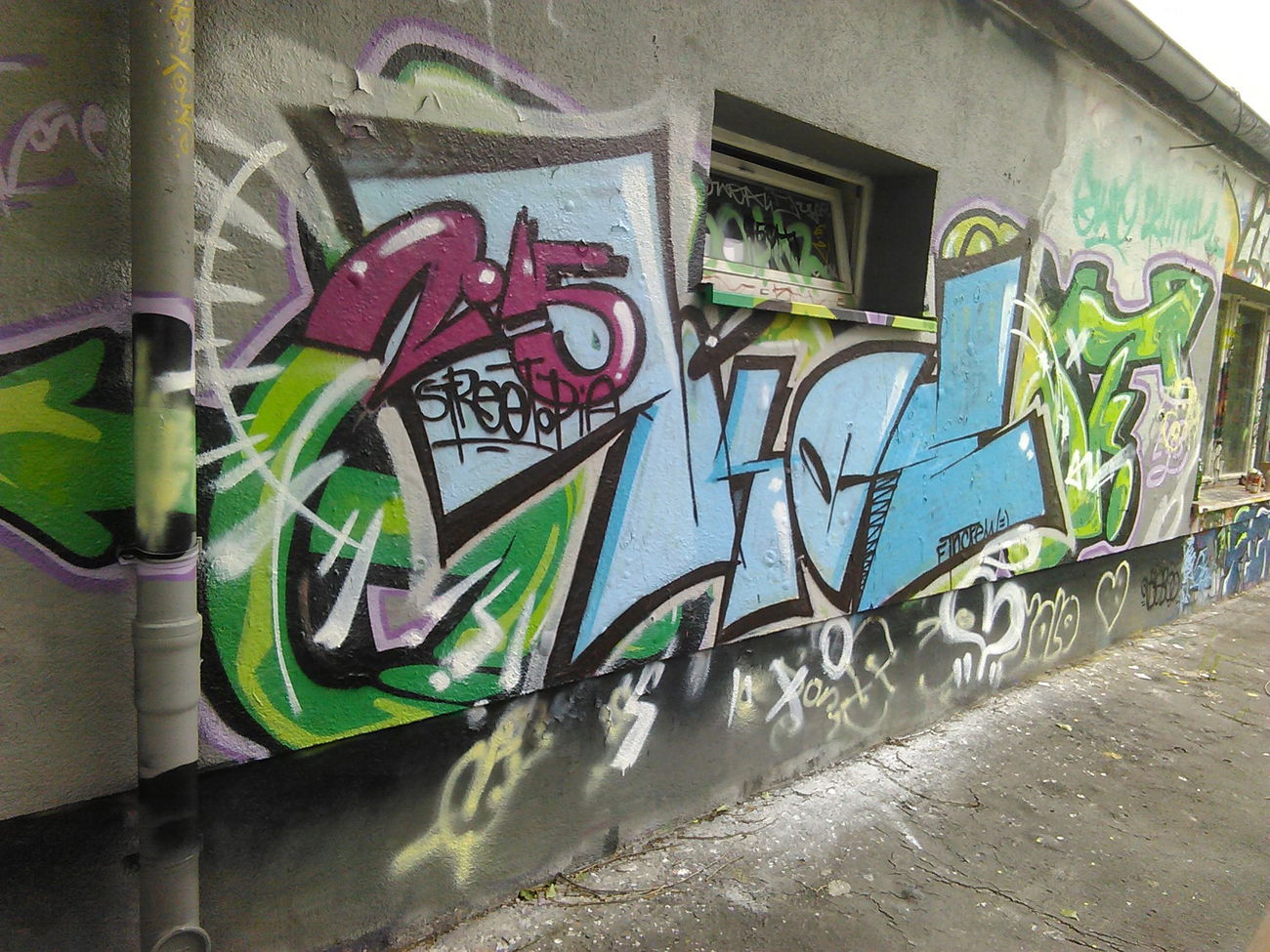 Graffiti Bombing - Photo by mide