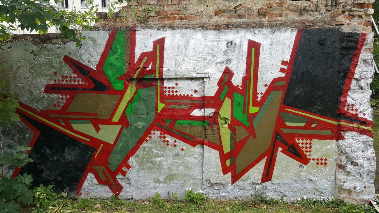 Graffiti Wall - Photo by mini