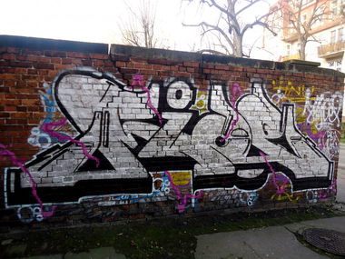 Graffiti Bombing - Photo by mioer - mioe!
