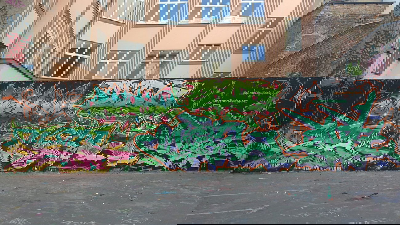 Graffiti Wall - Photo by mist - mist, saut, syrus (2012)