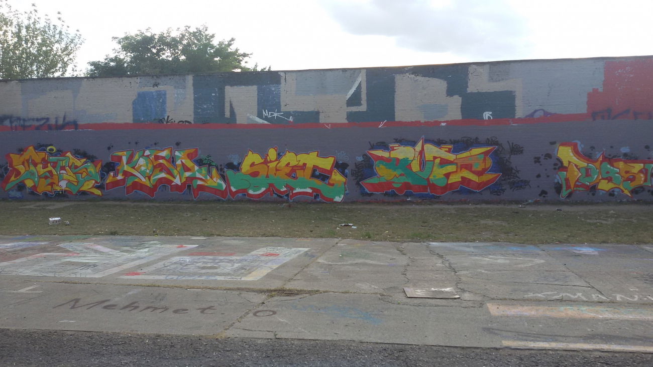 Graffiti Wall - Photo by mochichichi - tyos, kosa, siet