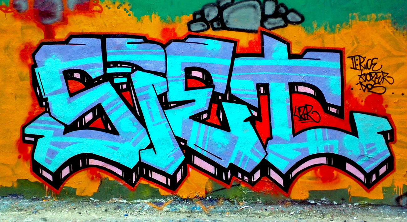 Graffiti Wall - Photo by mochichichi - siet, uzr, koza