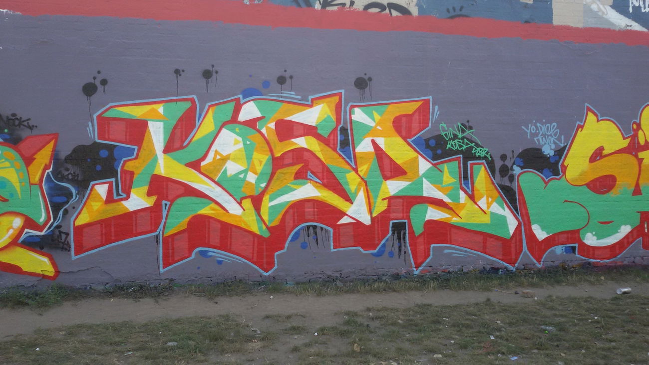 Graffiti Wall - Photo by mochichichi - kosa, uzr