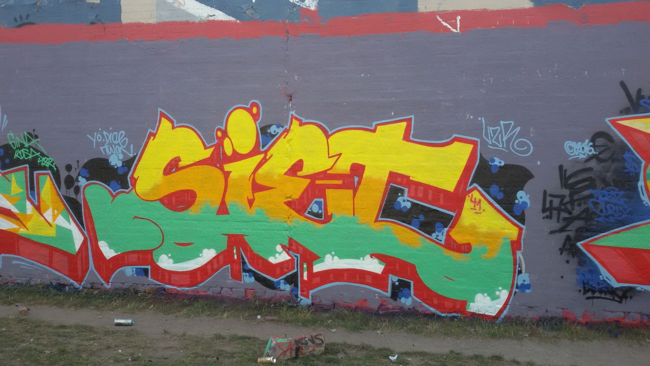 Graffiti Wall - Photo by mochichichi - siet, uzr