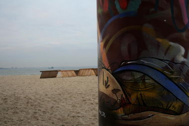 Graffiti Street Art in Laboe - Photo by moe79 - chilling, lady, moe79