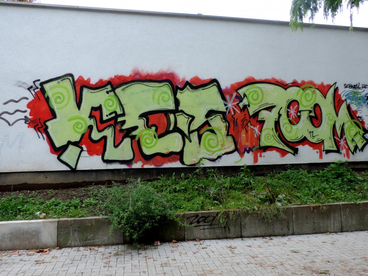 Graffiti Bombing in Kassel - Photo by mois - kt, zoom, ice (2012)