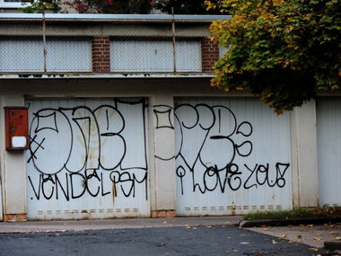 Graffiti Bombing in Kassel - Photo by mois - vandalism, one, love (2012)