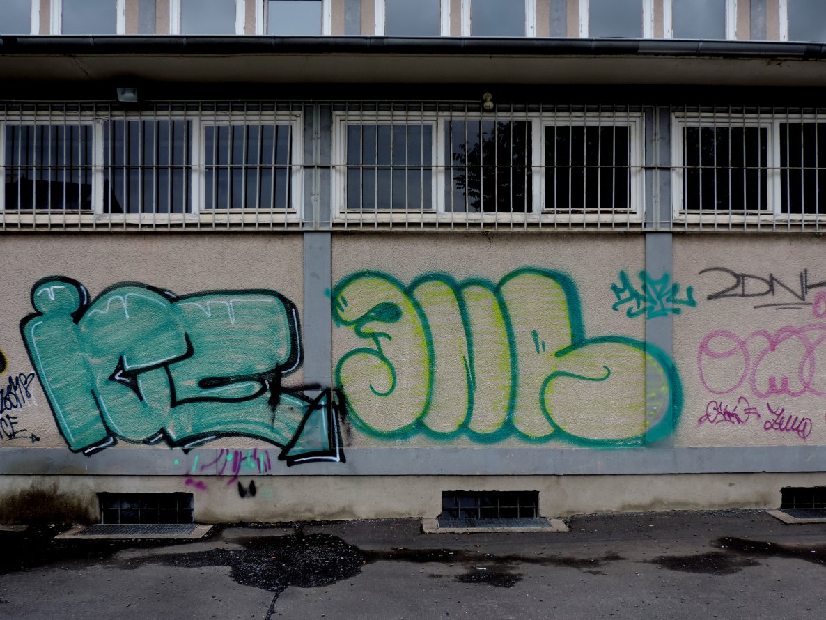 Graffiti Bombing in Kassel - Photo by mois - ice, zoom, jnr (2011)