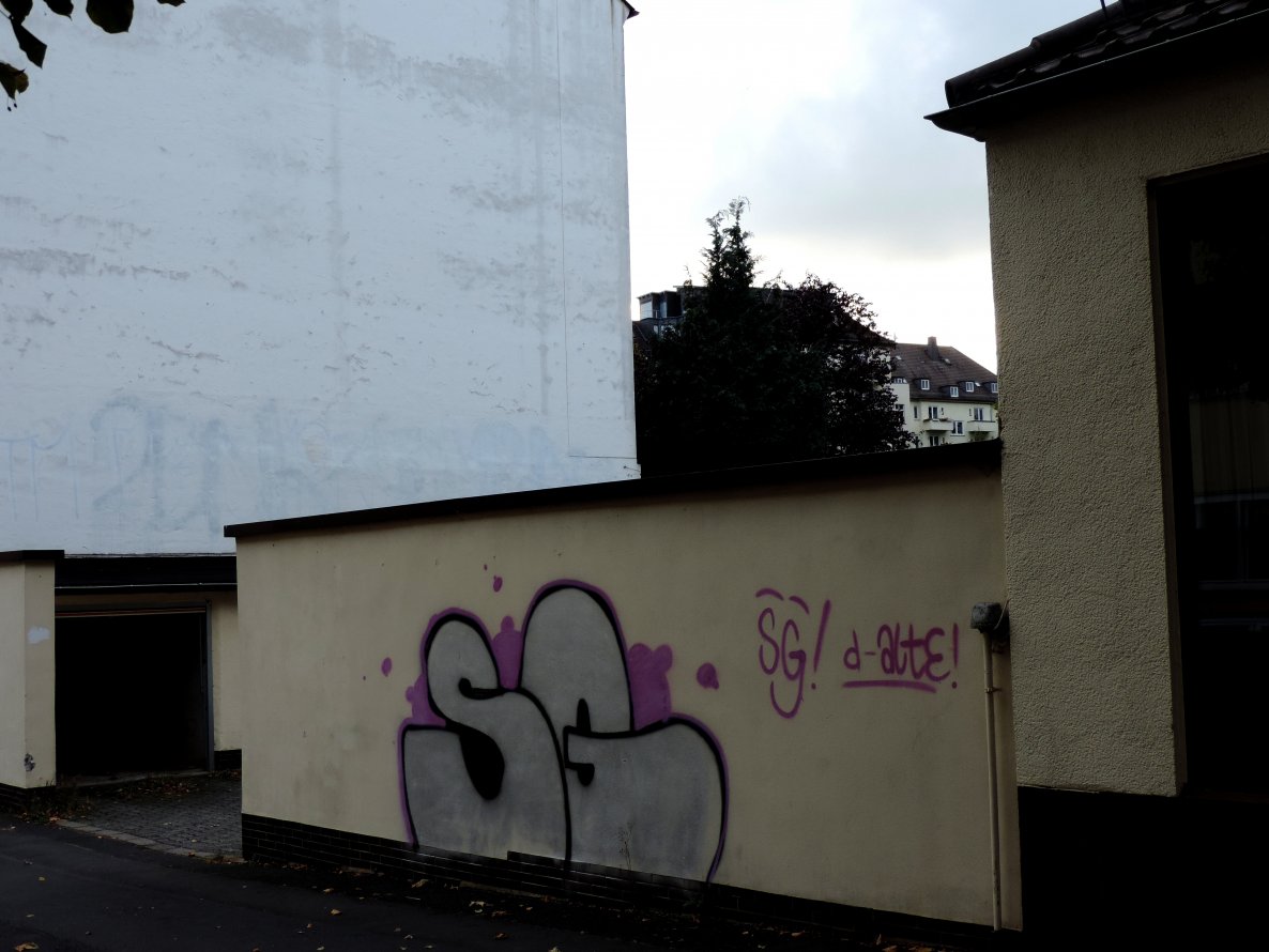 Graffiti Bombing in Kassel - Photo by mois - sg, stuhlgäng, 2dnk (2011)