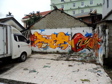 Graffiti Bombing in Hu? - Photo by mois - soker, cunky