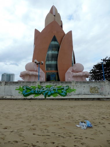 Graffiti Bombing in Nha Trang - Photo by mois - worst