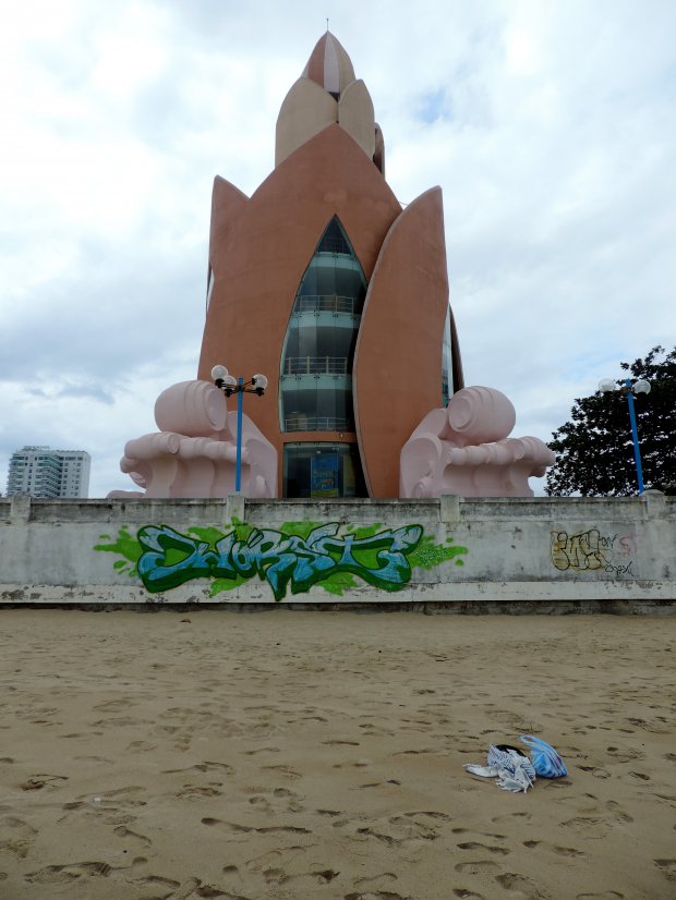 Graffiti Bombing in Nha Trang - Photo by mois - worst