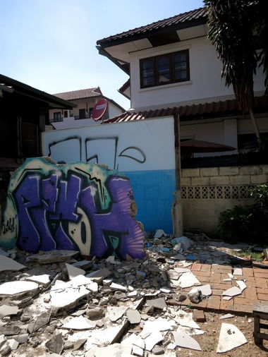 Graffiti Bombing - Photo by mois - pzyoh, pzy (2014)