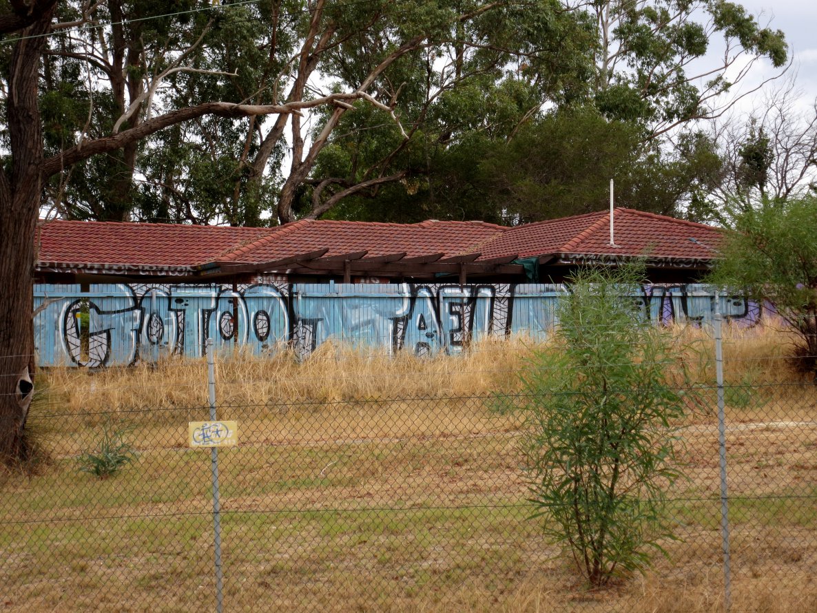 Graffiti Bombing - Photo by mois - gotoo, tael, hut