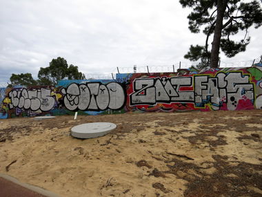 Graffiti Bombing in Daglish - Photo by mois - blesu, jotoo, zoot