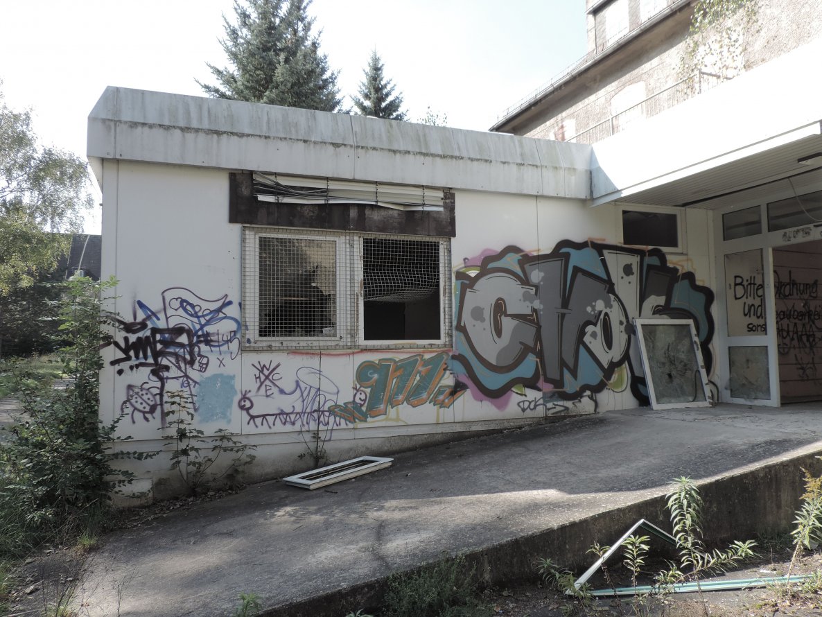 Graffiti Bombing - Photo by mois - chok, kwz, 911