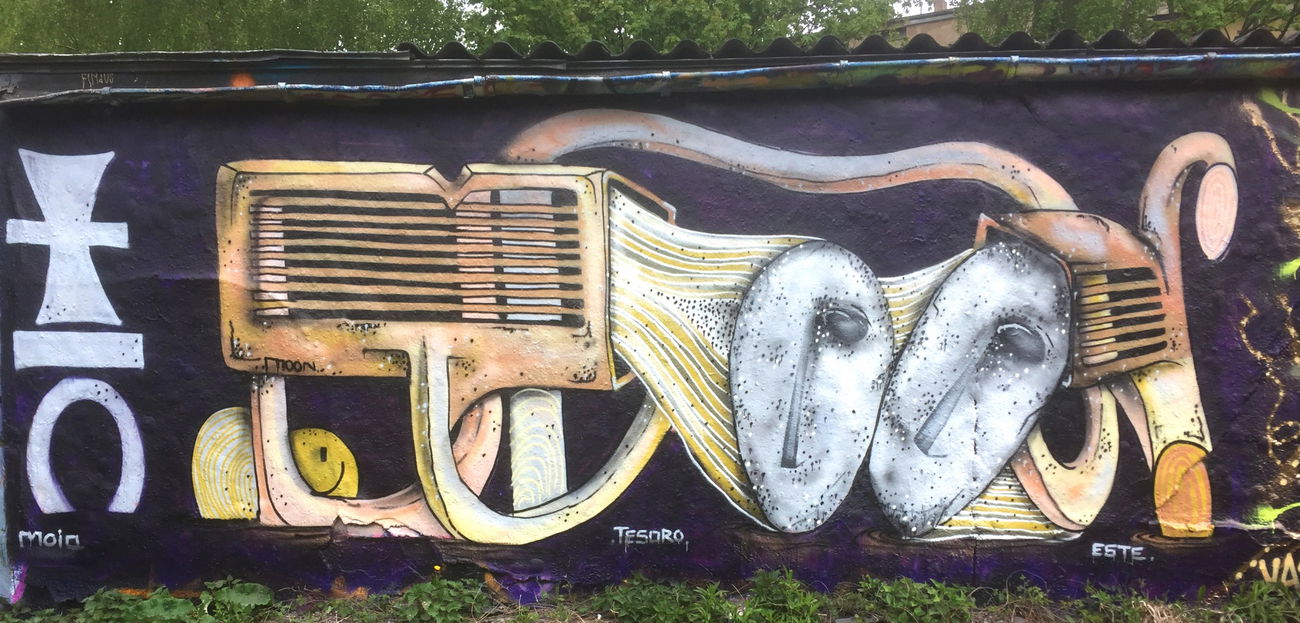 Graffiti Wall in Berlin - Photo by moon - moon (2017)