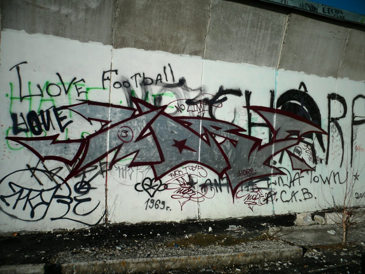 Graffiti Wall - Photo by more_style - more (2013)