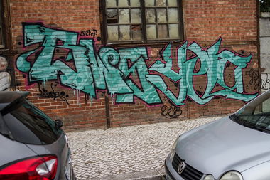 Graffiti Bombing - Photo by mortek1 - yela, bweis, lissabon