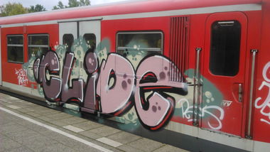 Graffiti Train in Wohnort - Photo by moschek - Clide, pes (2015)