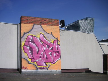 Graffiti Wall in Hamburg - Photo by moschek - ivory, simple, yrz (2012)