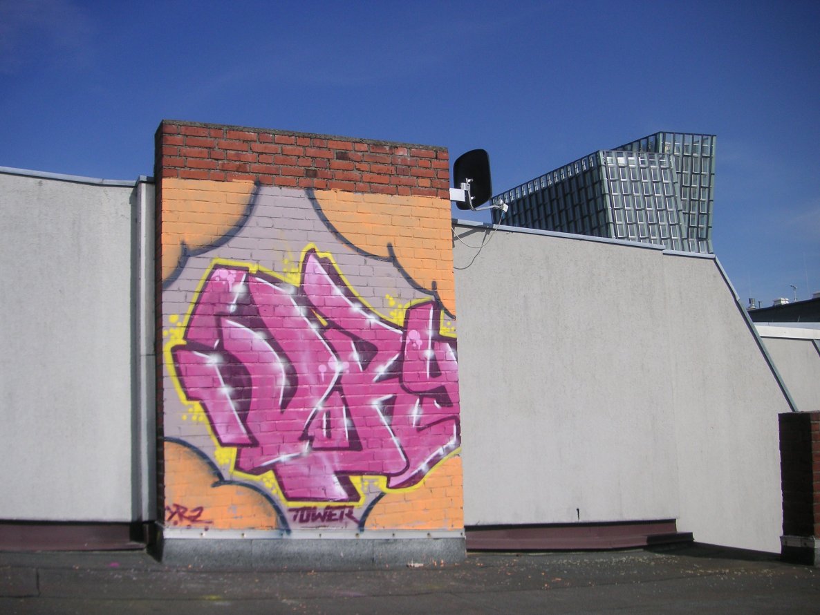 Graffiti Wall in Hamburg - Photo by moschek - ivory, simple, yrz (2012)
