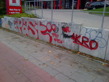 Graffiti Bombing in Hamburg - Photo by moschek - past, basf (2013)