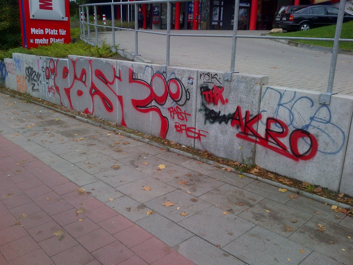 Graffiti Bombing in Hamburg - Photo by moschek - past, basf (2013)