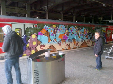 Graffiti Train in Hamburg - Photo by moschek - ebbe, bff (2013)