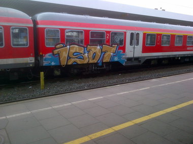 Graffiti Train - Photo by moschek - isot, aek