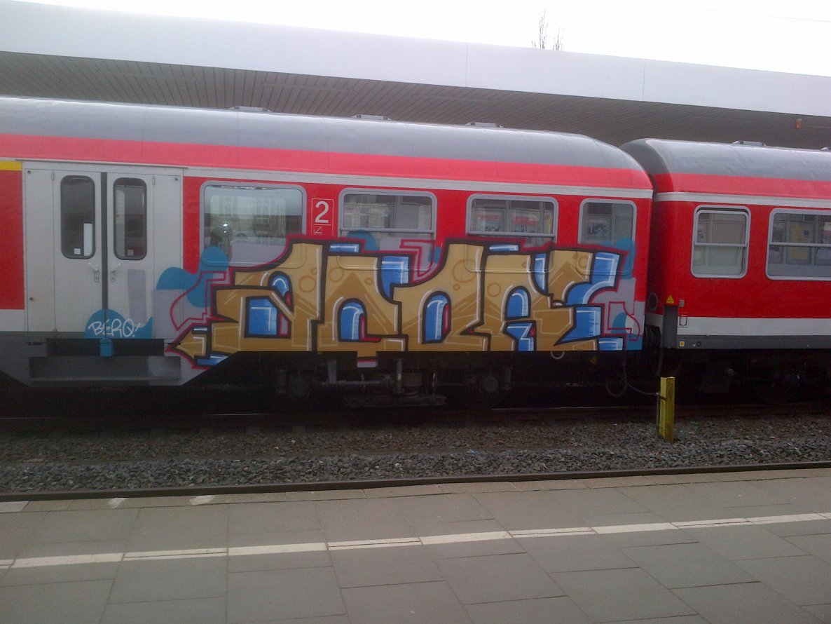 Graffiti Train - Photo by moschek - acor (2014)