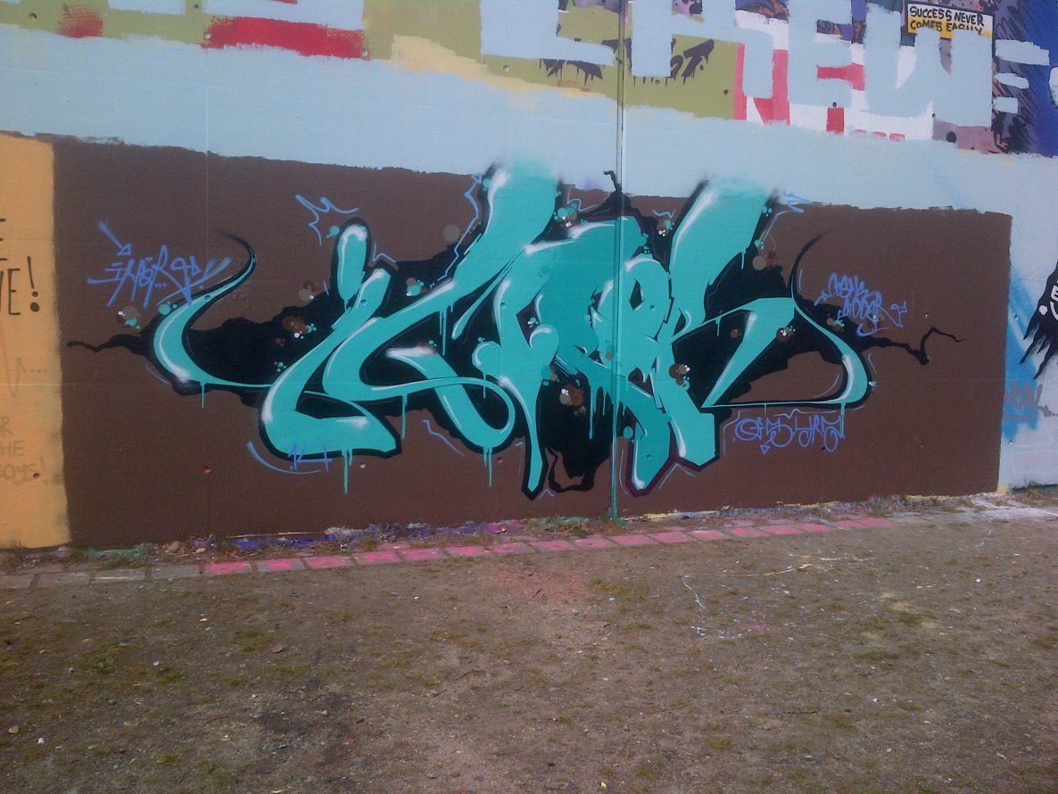 Graffiti Wall in Hamburg - Photo by moschek - impor, ois, yrz (2014)