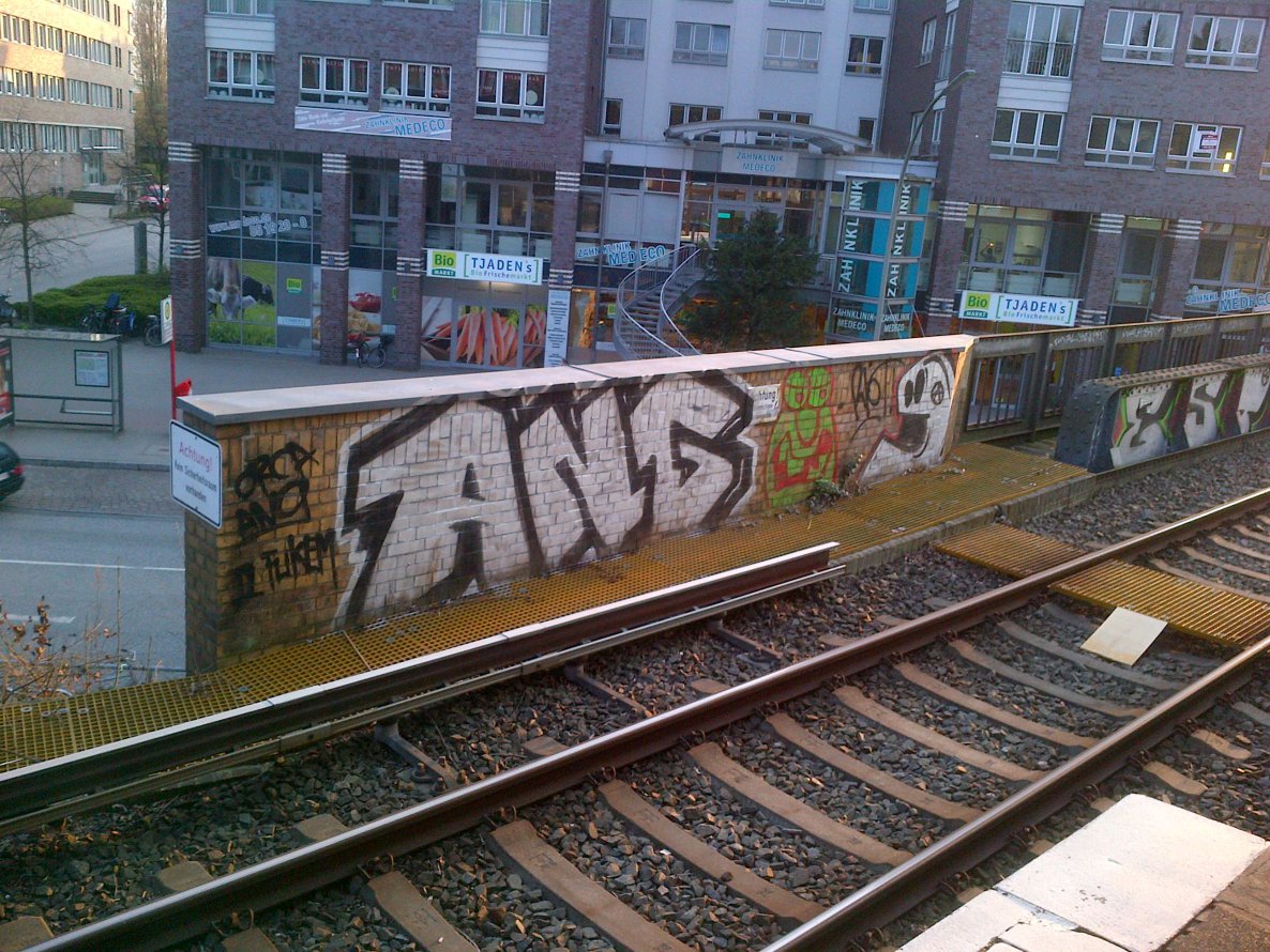 Graffiti Bombing in Hamburg - Photo by moschek - orca, ang