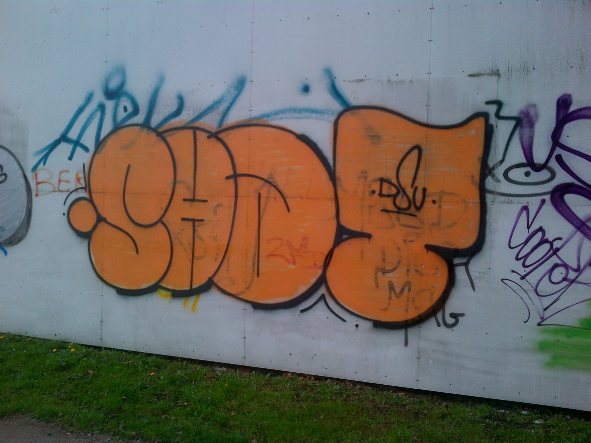 Graffiti Bombing - Photo by moschek - shat, dsu