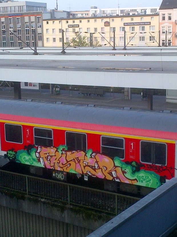 Graffiti Train - Photo by moschek - faster, kfc, cos (2014)