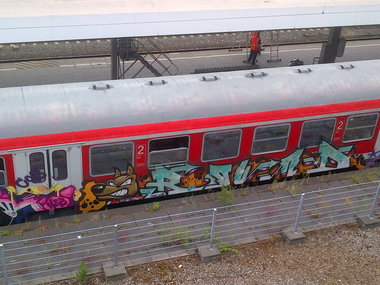 Graffiti Train - Photo by moschek - round, lons, cos (2014)