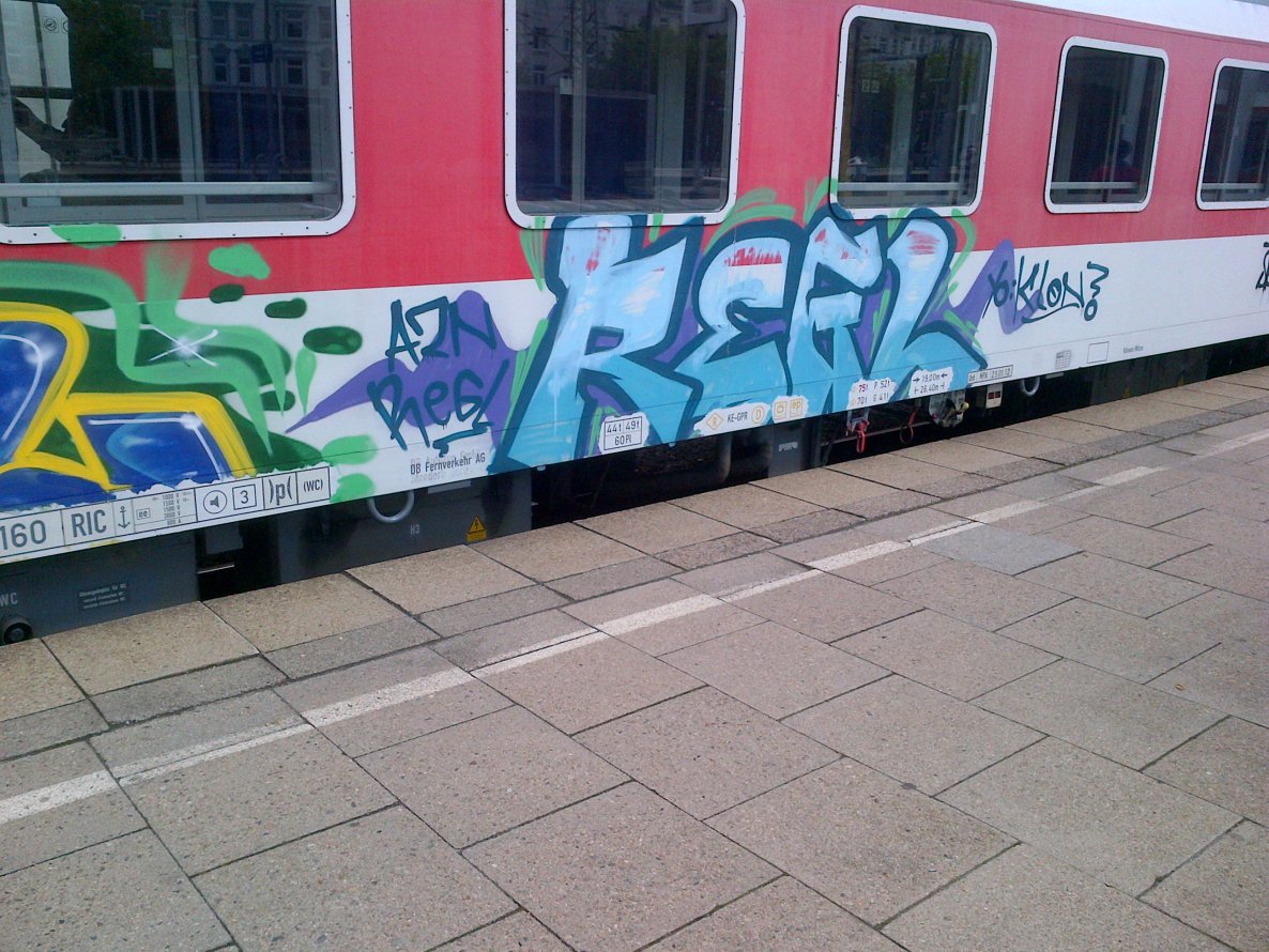 Graffiti Train - Photo by moschek - regl, azn