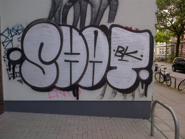 Graffiti Bombing in Hamburg - Photo by moschek - shat, bk (2014)
