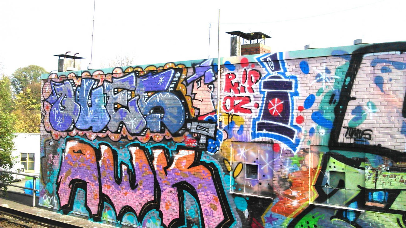 Graffiti Wall in Hamburg - Photo by moschek - ques, awk (2014)