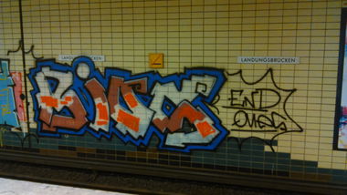 Graffiti Bombing in Hamburg  - Photo by moschek - Bios, end (2015)