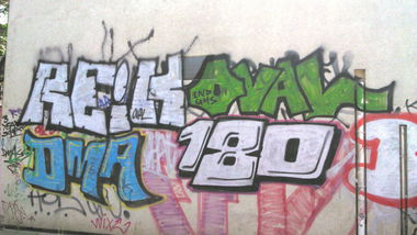 Graffiti Bombing in Hamburg  - Photo by moschek - Reik, oval, 180