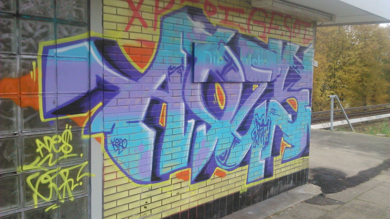 Graffiti Wall in Hamburg  - Photo by moschek - Ades, Gsf (2015)