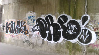 Graffiti Bombing in Hamburg - Photo by moschek - knak, dre, sn (2015)