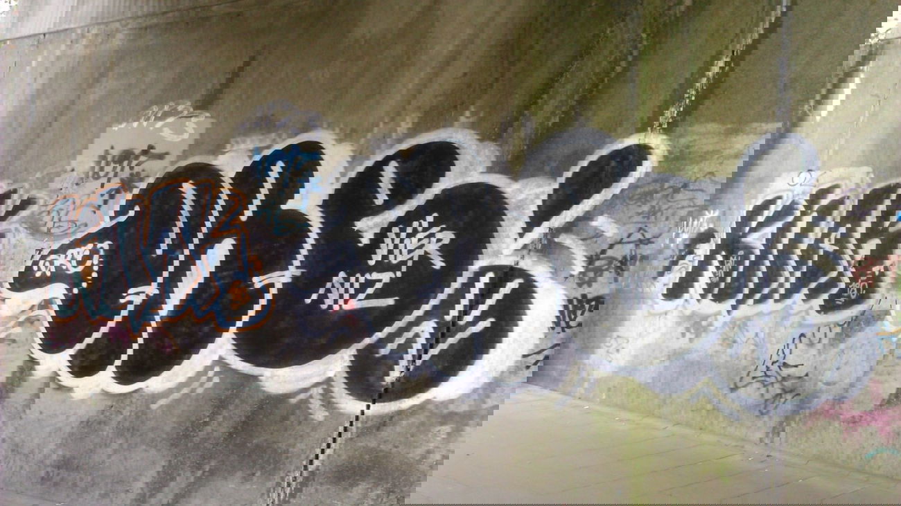 Graffiti Bombing in Hamburg - Photo by moschek - knak, dre, sn (2015)